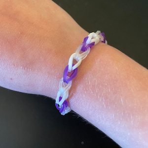 How to make an infinity rainbow loom bracelet - B+C Guides