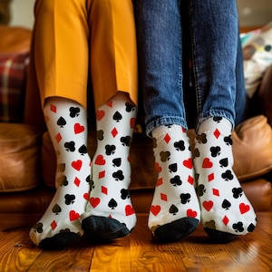 Calcetines de naipes, ideales para amantes de las cartas, diseño de naipes de póker, regalo para una noche de juegos, ropa para entusiastas del casino, calcetines de polietileno reciclado.