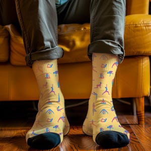 Yoga Socken, Neuheit recycelte Poly Socken, Yoga Pose Design, Geschenk für Yoga-Liebhaber, Nachhaltiges Modeaccessoire, Einheitsgröße