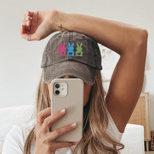 Bestickte Ostermütze, Hut aus 100% Baumwolle, Vintage Style Baseball Cap, Ostergeschenk mit bunten Hasen, Retro Hut für den Frühling
