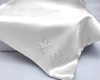 Funda de almohada de seda satinada con monograma: regalo personalizado para dama de honor