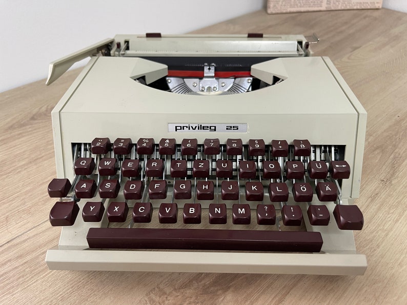 196X PRIVILEG 25 Portable typewriter typewriter antique vintage image 1