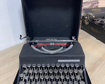 Macchina da scrivere portatile INVICTA Torino del 1947, antica, vintage, rara