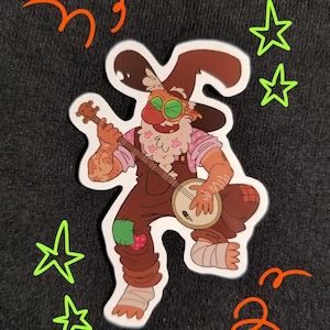 Puede incluir: Una pegatina de dibujos animados de un gnomo con un sombrero marrón, gafas verdes y una camisa rosa. El gnomo está tocando un banjo y tiene una barba blanca. La pegatina está sobre un fondo negro.