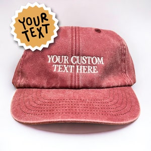 Puede incluir: Una gorra de béisbol de color burdeos con un texto bordado en blanco que dice "YOUR CUSTOM TEXT HERE".
