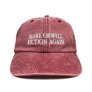 Gorra de béisbol de perfil bajo bordada con el lema "Make Orwell Fiction Again"