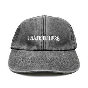 「I Hate It Here」刺繍入りロープロファイル野球帽