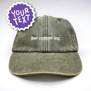 Gorra de béisbol personalizada con texto bordado, fuente itálica serif // Vivian Flytrap // Gorra de béisbol personalizada con texto lavado, estilo vintage