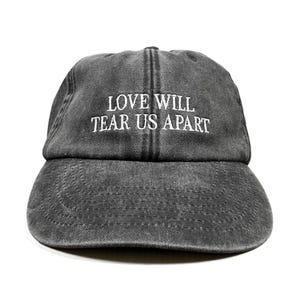 Gorra de béisbol bordada de perfil bajo "Love Will Tear Us Apart"