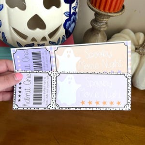 K&ouml;nnte beinhalten: Zwei druckbare Halloween-Kinotickets mit einer Geistergrafik und dem Text "Spooky Movie Night" in Schwarzwei&szlig; auf einem lila Hintergrund mit schwarzen Punkten. Die Tickets haben einen schwarz-wei&szlig;en karierten Rand.