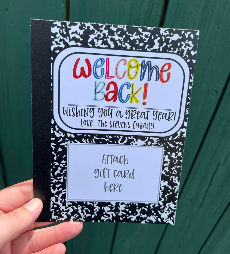 Puede incluir: Una tarjeta de estilo cuaderno en blanco y negro con el texto "WELCOME Back! Wishing you a great year! Love, The Stevens family" y un espacio para adjuntar una tarjeta de regalo.