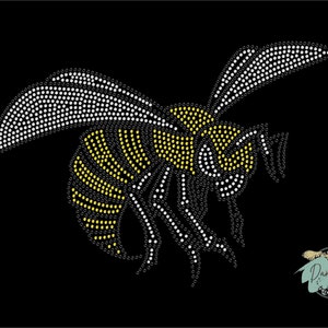Puede incluir: Un dise&ntilde;o de abeja negro, blanco y dorado hecho de pedrer&iacute;a. La abeja est&aacute; en vuelo con las alas extendidas.
