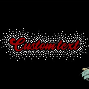 Puede incluir: Texto rojo en cursiva "Custom Text" con un contorno de strass blanco. Los strass est&aacute;n dispuestos en un patr&oacute;n circular alrededor del texto.