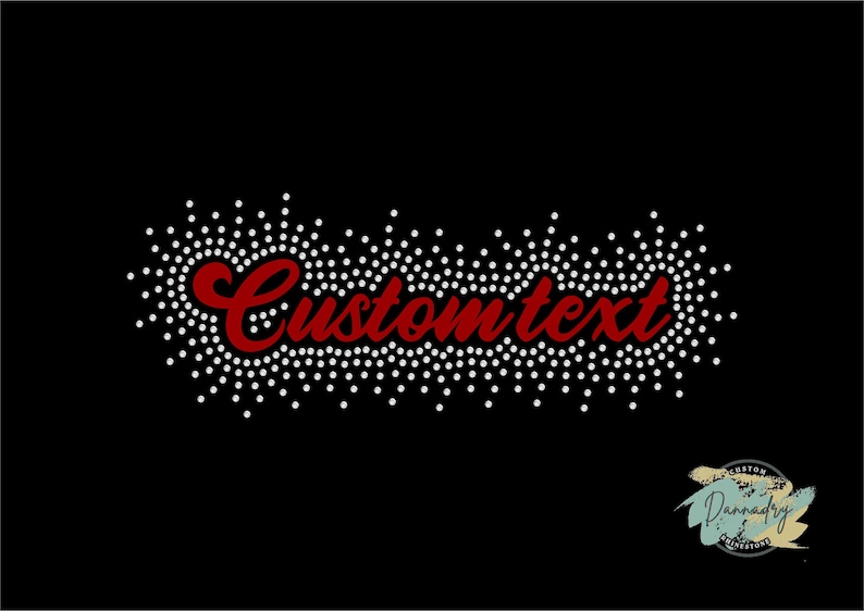 Puede incluir: Texto rojo en cursiva "Custom Text" con un contorno de strass blanco. Los strass est&aacute;n dispuestos en un patr&oacute;n circular alrededor del texto.