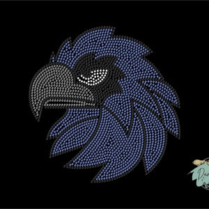 Puede incluir: Un dise&ntilde;o de cabeza de &aacute;guila azul y negro hecho con diamantes de imitaci&oacute;n. El &aacute;guila tiene una expresi&oacute;n feroz con un pico afilado y un ojo detallado.