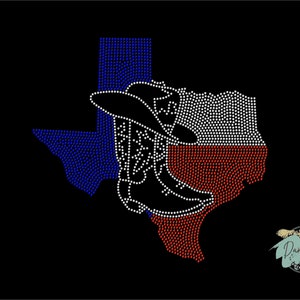 Puede incluir: Un dise&ntilde;o de pedrer&iacute;a del estado de Texas con una bota de vaquero y un sombrero en el centro. La bota y el sombrero son negros, el contorno de Texas es azul, blanco y rojo.