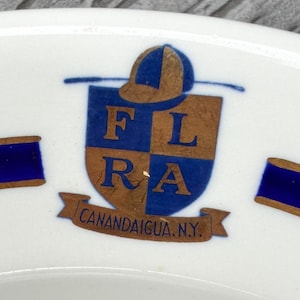Vintage Jackson China Canandaigua NY Wappen Restaurantware Speiseteller Mitte des 20. Jahrhunderts