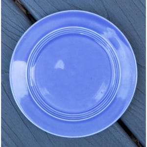 Plato vintage Homer Laughlin Harlequin de 15,9 cm (6,25") - Cerámica Art Déco de mediados de siglo en color azul malva