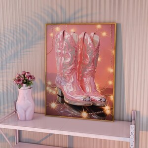ピンクのカウボーイブーツのウエスタンウォールアート、折衷的なウォールアート、大学の寮の装飾、バーカートのウォールアート、ピンクのプレッピーなy2kウォールデコレーション、海岸沿いのカウガールアート