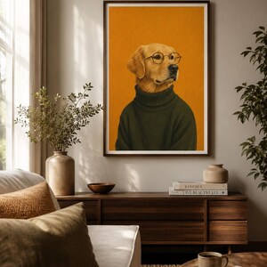 Puede incluir: Una impresión de arte mural enmarcada que muestra a un perro golden retriever con gafas redondas de montura metálica y un suéter de cuello alto verde oscuro, sobre un fondo amarillo mostaza sólido en un marco marrón oscuro.
