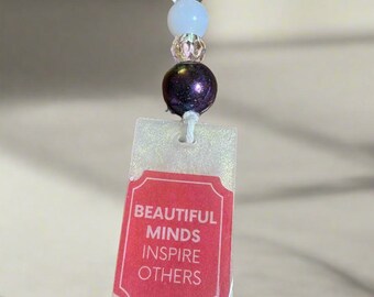 Llavero motivacional de resina con cuentas