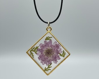 Collar con colgante de resina de flor prensada