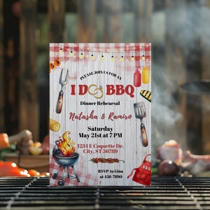 Puede incluir: Una invitación a cuadros rojos y blancos para un ensayo de cena "I Do BBQ". La invitación presenta una parrilla, una espátula, un tenedor y un par de anillos de boda. El texto dice "Por favor, únase a nosotros para un ensayo de cena I Do BBQ Natasha & Ramiro Sábado 21 de mayo a las 7 PM 1234 E Coquette Dr. City, ST 56789 RSVP a Gina al 456-7890".