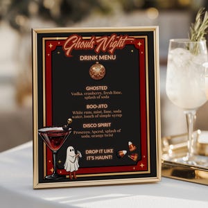 Könnte beinhalten: Ein rechteckiges Schild mit Goldrahmen, betitelt Ghouls Night Drink Menu, mit schwarzem Hintergrund, rotem Rand und goldenen Akzenten. Es listet drei Cocktails auf: Ghosted, Boo-Jito und Disco Spirit, mit Grafiken einer Discokugel, eines Geistes und Zuckermais.
