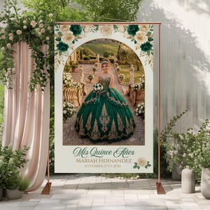 Peut inclure: Une bannière d'événement rectangulaire avec une arche centrale montrant une personne en robe de bal vert foncé avec des broderies dorées. La bannière est ornée de roses crème et vert foncé et porte le texte Mis Quince Años, MARIAH HERNANDEZ, et SEPTEMBER 27TH 2026.