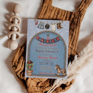 Könnte beinhalten: Eine rechteckige Babyparty-Einladungskarte mit blauem, jeansartigem Hintergrund und einer Seilumrandung. Der Text lautet Un Vaquerito Viene en Camino, Baby Shower, Theresa y Ramón, Sábado Mayo 26 7 PM, Rancho Garza, 1234 Red Dirt Rd.
