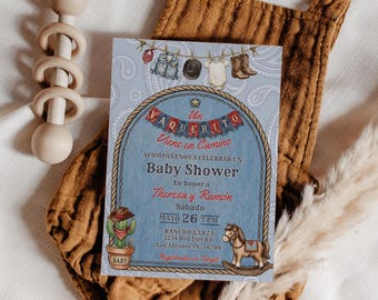 Invitación Baby Shower Vaquero En Español, Un Vaquerito Viene En Camino — Mezclilla Editable Canva Template, Paquete 4 en 1 L103