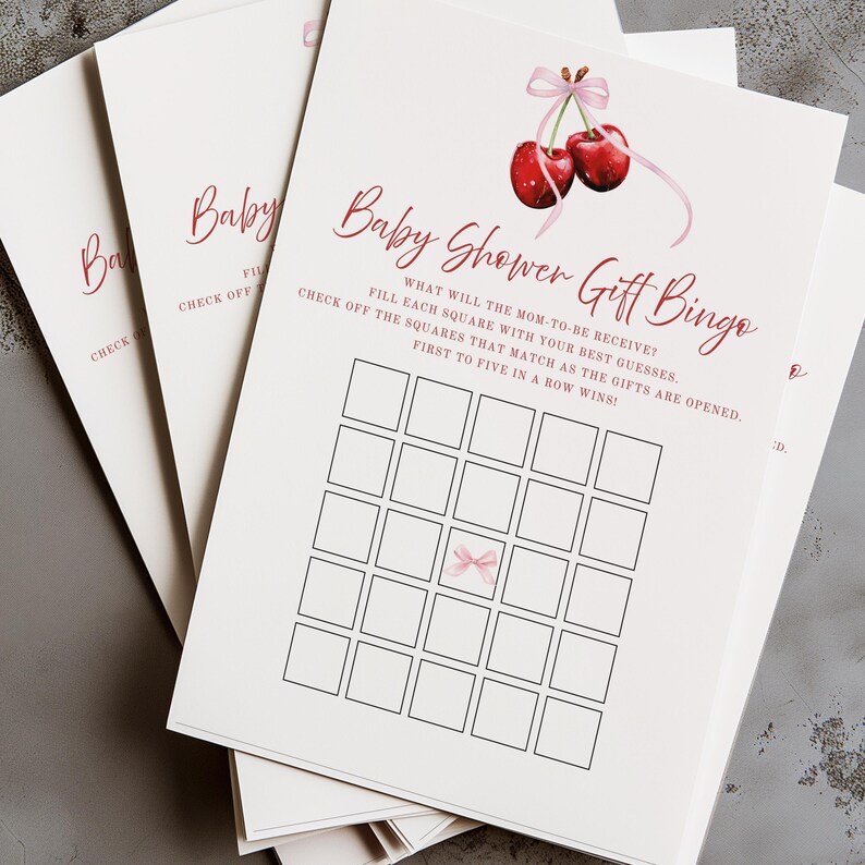Op de afbeelding: Een printbare baby shower cadeau bingo kaart met een roze strik en twee rode kersen. De kaart heeft 25 vakjes die gasten kunnen afvinken terwijl de cadeaus worden geopend. De tekst luidt: "Wat krijgt de aanstaande moeder? Vul elk vakje in met je beste gok. Vink de vakjes aan die overeenkomen terwijl de cadeaus worden geopend. De eerste die vijf op een rij heeft, wint!"