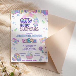 Könnte beinhalten: Eine Babyparty-Einladung im 90er-Jahre-Stil mit einem Regenbogen, Sternen und einem Diamantring. Die Einladung ist für Jennifer Anaya und wird von Rita ausgerichtet. Die Veranstaltung findet am 21. März um 19:00 Uhr in der 2222 W. Peach Ave, Santa Monica CA, 00000 statt. RSVP an 555-5555. Baby-Geschenkeregister bei Target.