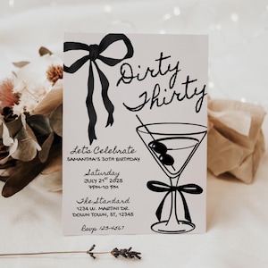 Könnte beinhalten: Eine weiße, rechteckige Geburtstagseinladungskarte mit einer handgezeichneten schwarzen Schleife, einem Martiniglas mit zwei Oliven und dem Text Dirty Thirty, Let's Celebrate, Samantha's 30th Birthday, Saturday July 21st 2025, 7PM-10PM, The Standard, 1234 W. Martini Dr. Down Town, ST, 12345, RSVP 123-4567.