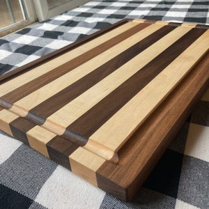 Planche à découper en bois dur faite main, noyer et érable avec rainure à jus (fabriquée par un adolescent menuisier)