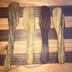 Couteau à beurre en bois dur fait à la main à partir de Limba noir et de noyer.