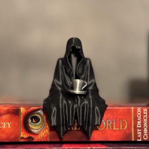 Sensenmann Geist Figur - mit angehängter oder abgenommener Teetasse! - Suriel Figur - Halloween Dekor Indoor - Booktok Dekor - Bücherregal