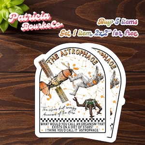 Puede incluir: Dos pegatinas con un diseño de temática espacial. Las pegatinas presentan una nave espacial, astronautas y el texto "THE ASTROPHAGE". Una pegatina tiene el texto "Buy 5 items Get 1 item 2x2" for free".