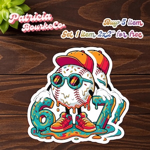 Op de afbeelding: Een kleurrijke sticker met een honkbalpersonage met een zonnebril en een honkbalpet. De honkbal houdt de cijfers 6 en 7 vast. De sticker bevat de tekst "Patricia BourkeCo" en "Buy 5 item Get 1 item 2x2" for free".