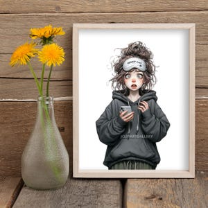 Puede incluir: Impresi&oacute;n enmarcada con una ilustraci&oacute;n digital de una persona con sudadera gris y antifaz, sosteniendo un tel&eacute;fono con expresi&oacute;n de sorpresa. El antifaz dice "GROUP CHAT". Un jarr&oacute;n de cristal con flores amarillas a la izquierda.