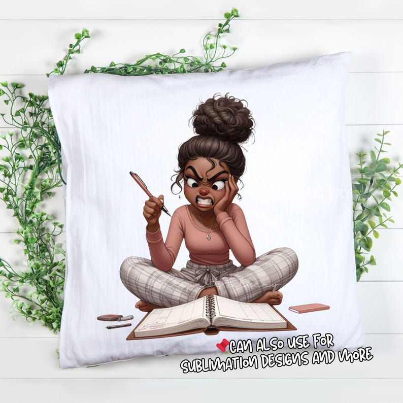 Peut inclure: Coussin blanc avec une illustration de dessin anim&eacute; d'une personne frustr&eacute;e, tenant un stylo et regardant un agenda ouvert. La personne porte un haut rose &agrave; manches longues et un pantalon &agrave; carreaux. Le texte en bas dit "CAN ALSO USE FOR SUBLIMATION DESIGNS AND MORE."