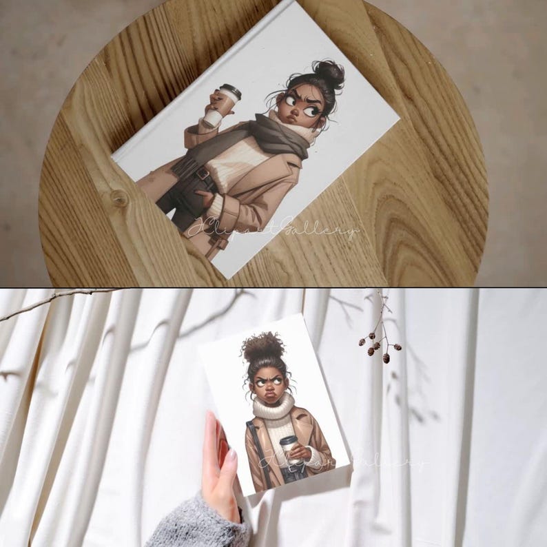 Op de afbeelding: Een wit notitieboek met harde kaft voorzien van een cartoonillustratie van een persoon met een hoog knotkapsel, gekleed in een beige jas, een cr&egrave;mekleurige coltrui en een donkere sjaal, terwijl deze een wegwerpbeker koffie vasthoudt.
