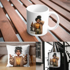 Puede incluir: Taza de cer&aacute;mica blanca, coj&iacute;n y bolso tote con una ilustraci&oacute;n de dibujos animados de una mujer con una blusa amarilla y una rebeca marr&oacute;n, cocinando. La taza tiene un asa blanca. El coj&iacute;n es cuadrado. El bolso tote es blanco y negro.