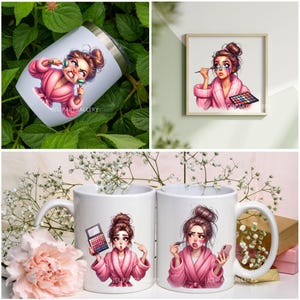 K&ouml;nnte beinhalten: Zwei wei&szlig;e Tassen mit einem Design einer Frau in einem rosa Morgenmantel mit Make-up und einer Make-up-Palette. Eine Tasse zeigt die Frau, die einen Make-up-Pinsel h&auml;lt, und die andere zeigt die Frau, die ein Telefon h&auml;lt.