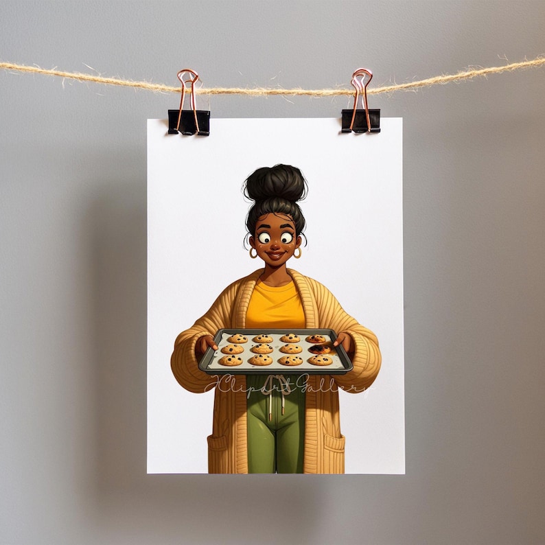 Puede incluir: Ilustraci&oacute;n de una mujer sosteniendo una bandeja de galletas con chispas de chocolate reci&eacute;n horneadas. Lleva una camisa amarilla, una rebeca color mostaza y pantalones verdes. La imagen est&aacute; sujeta a una cuerda con clips cobrizos.