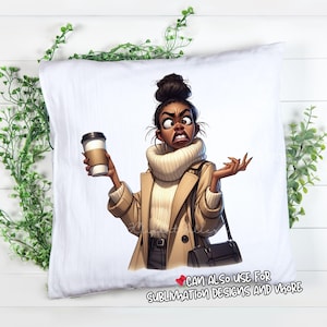 Op de afbeelding: Een wit vierkant kussen met een cartoonillustratie van een persoon met een hoog knotkapsel, gekleed in een beige coltrui en een beige trenchcoat, met een koffiebeker en een zwarte handtas, met tekst aan de onderkant.