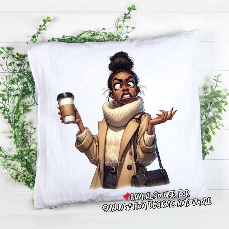 Op de afbeelding: Een wit vierkant kussen met een cartoonillustratie van een persoon met een hoog knotkapsel, gekleed in een beige coltrui en een beige trenchcoat, met een koffiebeker en een zwarte handtas, met tekst aan de onderkant.