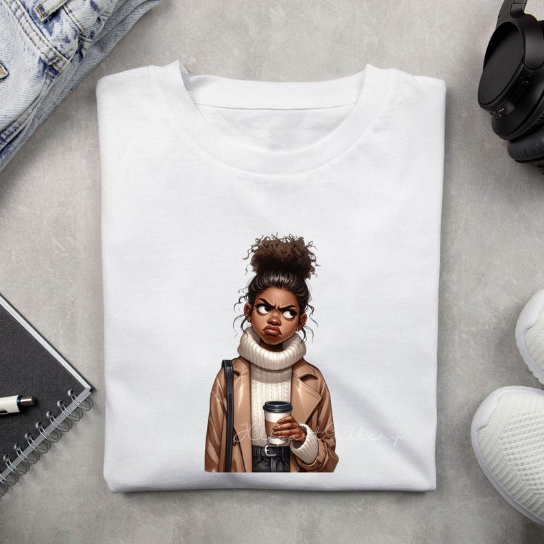 Op de afbeelding: Een wit t-shirt met ronde hals voorzien van een grafische illustratie van een persoon met een hoog knotkapsel, gekleed in een beige coltrui en een lichtbruine jas, terwijl deze een donkere koffiebeker vasthoudt met een geconcentreerde blik.