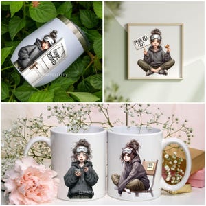 Puede incluir: Una colecci&oacute;n de art&iacute;culos con una ilustraci&oacute;n de dibujos animados de una persona con antifaz y sudadera con capucha. Incluye un vaso blanco con el texto "Sorry Booked", una impresi&oacute;n enmarcada con "Peopled Out" y dos tazas blancas.