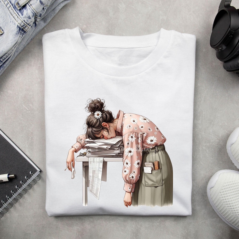 K&ouml;nnte beinhalten: Wei&szlig;es T-Shirt mit einer digitalen Illustration einer Person, die ihren Kopf auf einem Stapel Papier ausruht. Die Person tr&auml;gt eine rosa Blumenbluse und einen gr&uuml;nen Rock. Eine G&auml;nsebl&uuml;mchen schm&uuml;ckt ihr Haar.